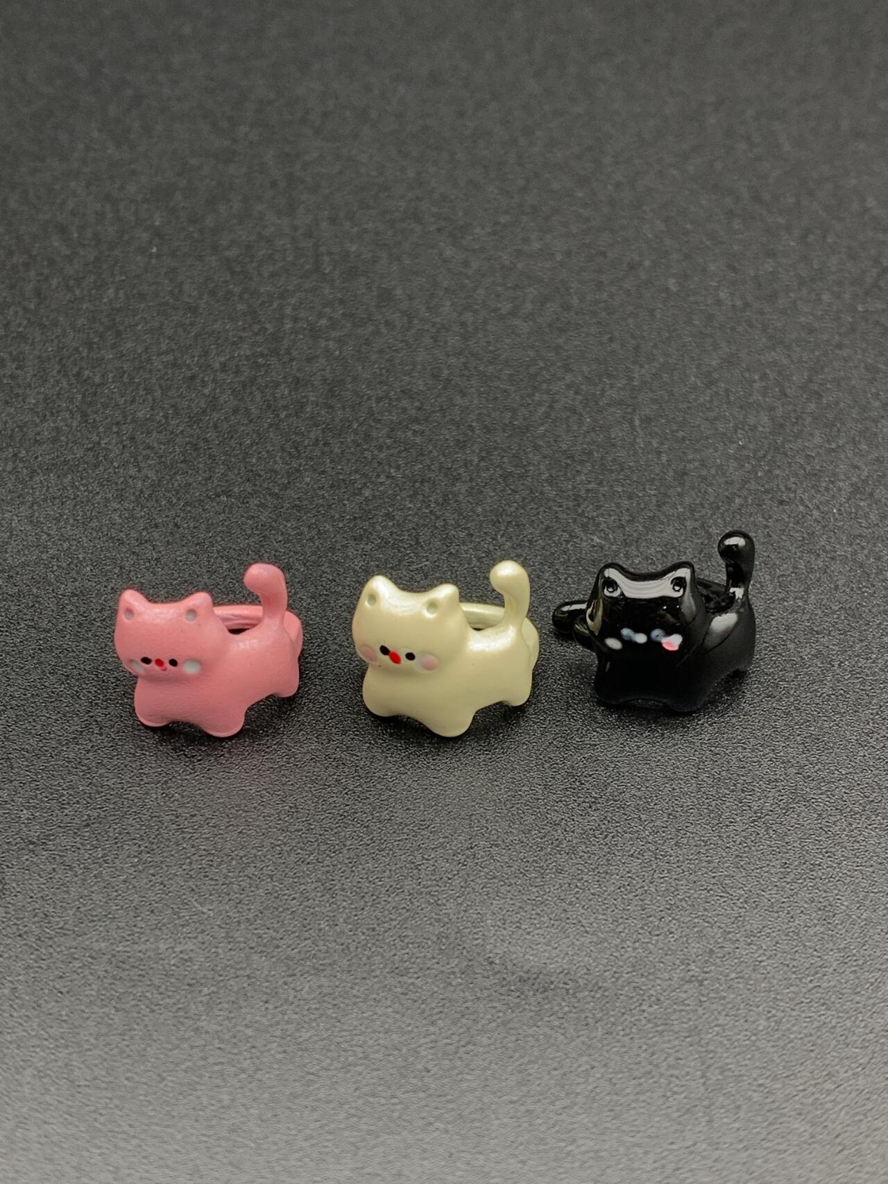 Mochi Cat Conch Earrings